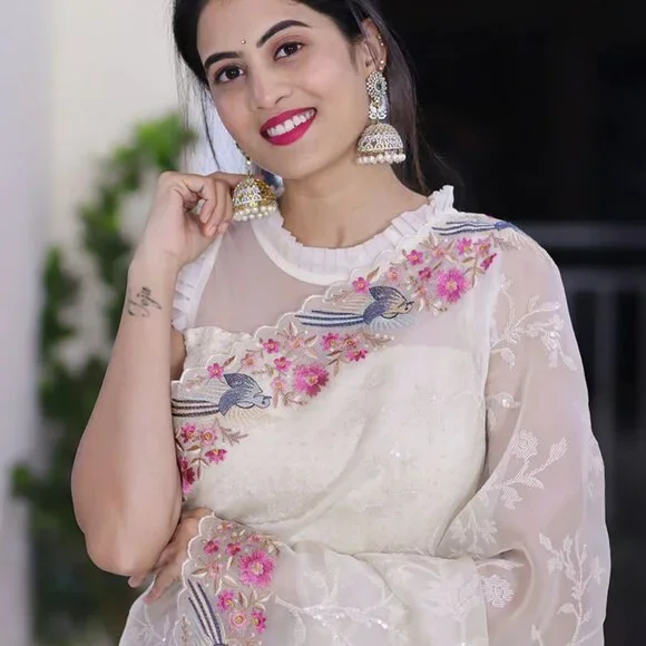 Beautiful Sequins--Saree - Picture 2 of 4